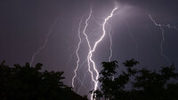 Ein Blitz am dunklen Himmel Ein Blitz am dunklen Himmel